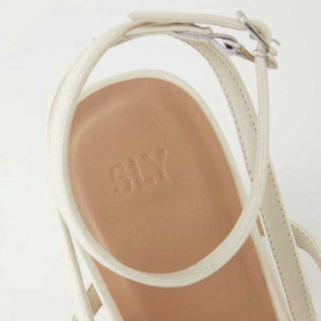 SLY(スライ)のYNES ANKLE STRAP サンダル　SLY スライ　アイボリー レディースの靴/シューズ(サンダル)の商品写真