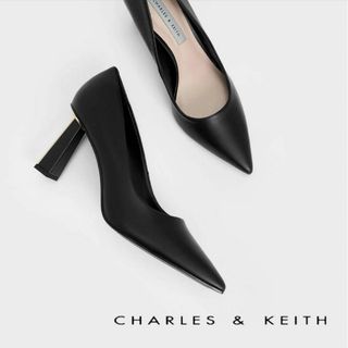 チャールズアンドキース(Charles and Keith)の美品●CHARLES&KEITH トラペーズヒール パンプス(ハイヒール/パンプス)