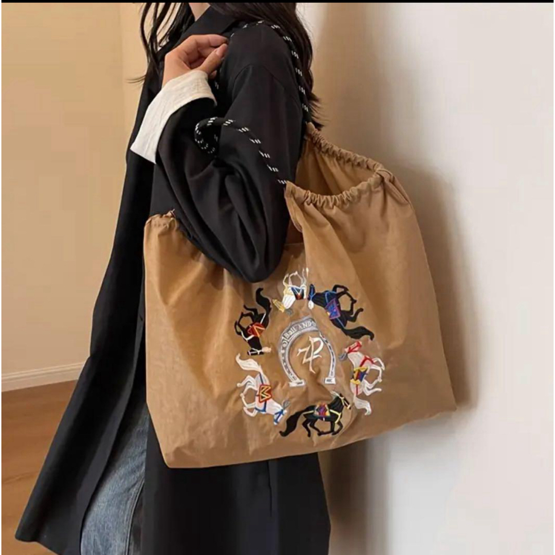 カーキ】刺繍 乗馬 レッスンバッグ 大容量 軽量 普段使いにもの カーキ】刺繍 乗馬 レッスンバッグ 大容量 軽量 普段使いにもの