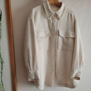 エイチアンドエム(H&M)のH&M Ｌサイズ オフホワイト パール付き シャツ ジャケット 長袖 トップス(カットソー(長袖/七分))