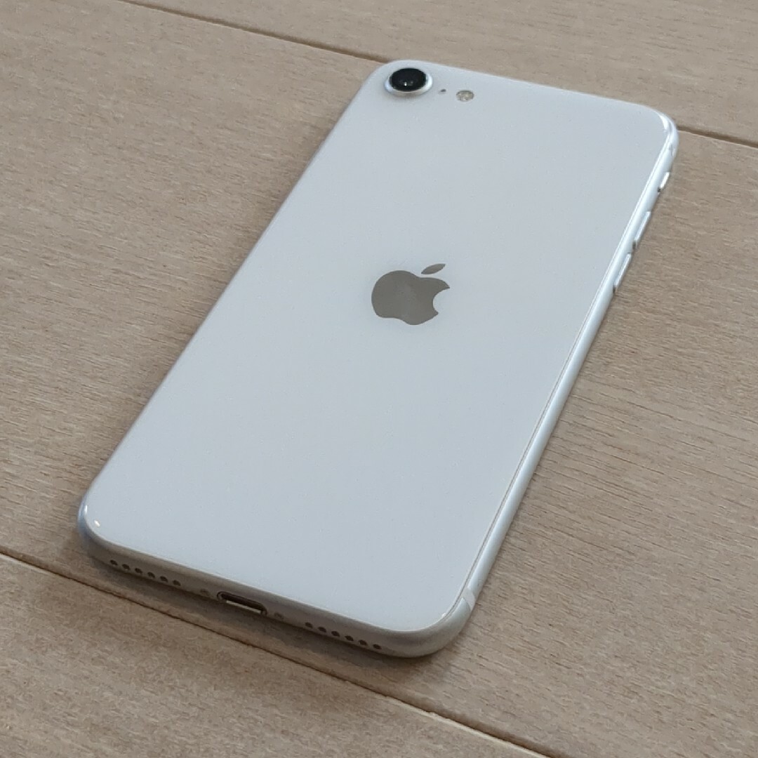 iPhone(アイフォーン)のアップル iPhoneSE 第2世代 64GB ホワイト au スマホ/家電/カメラのスマートフォン/携帯電話(スマートフォン本体)の商品写真