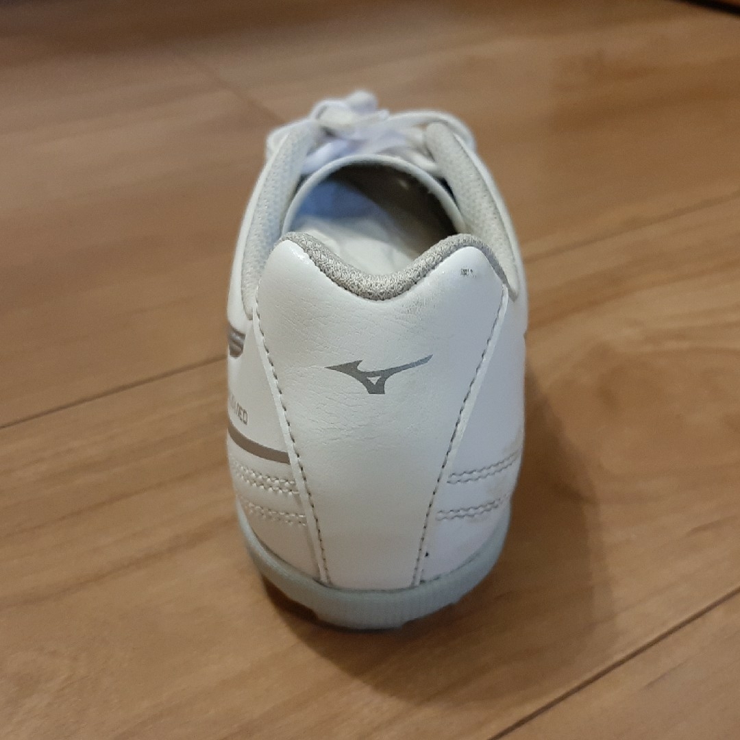 MIZUNO(ミズノ)のP1GE232504215 ミズノ ジュニア サッカートレーニングシューズ 屋… スポーツ/アウトドアのサッカー/フットサル(シューズ)の商品写真