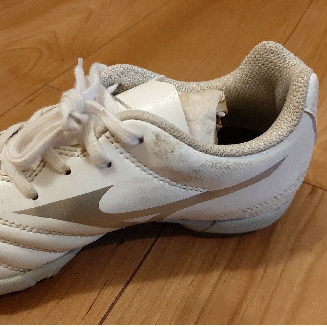 MIZUNO(ミズノ)のP1GE232504215 ミズノ ジュニア サッカートレーニングシューズ 屋… スポーツ/アウトドアのサッカー/フットサル(シューズ)の商品写真