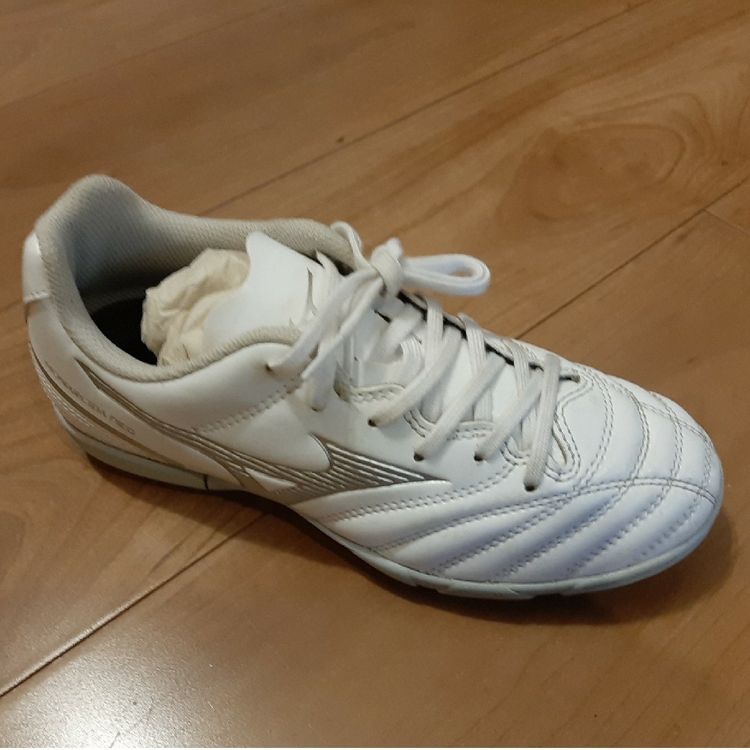 MIZUNO(ミズノ)のP1GE232504215 ミズノ ジュニア サッカートレーニングシューズ 屋… スポーツ/アウトドアのサッカー/フットサル(シューズ)の商品写真