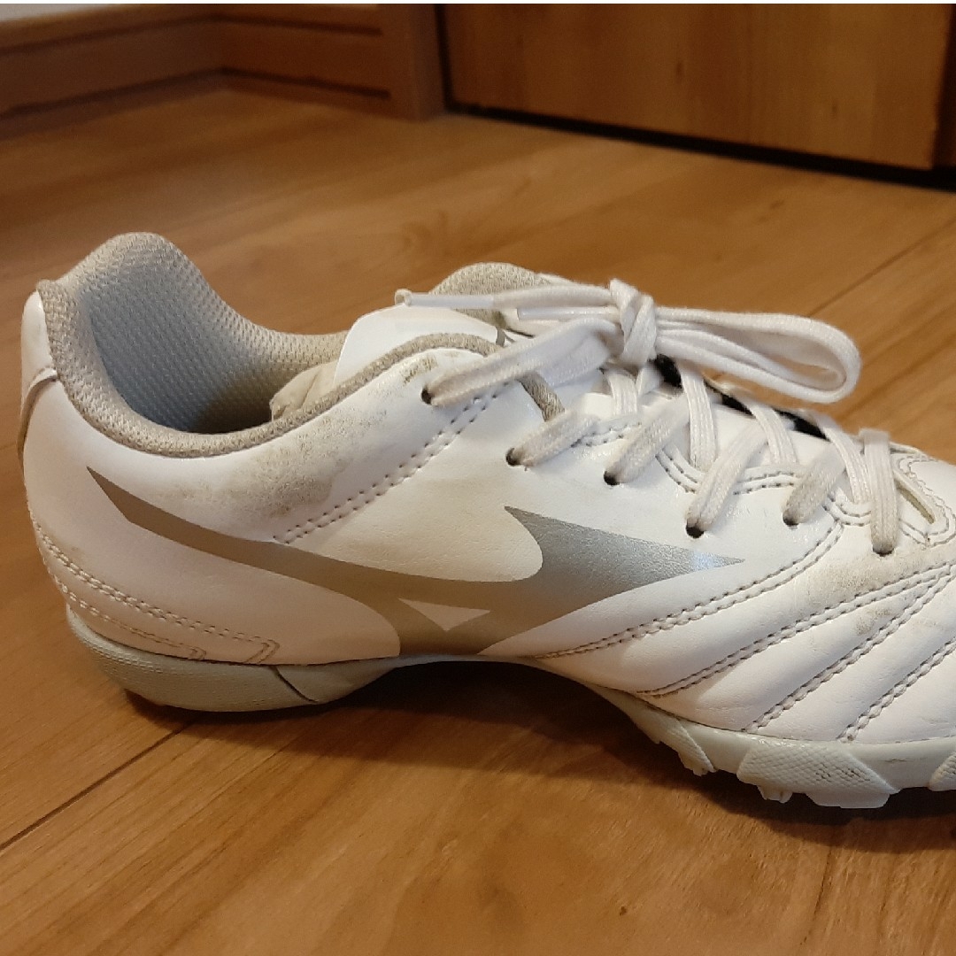 MIZUNO(ミズノ)のP1GE232504215 ミズノ ジュニア サッカートレーニングシューズ 屋… スポーツ/アウトドアのサッカー/フットサル(シューズ)の商品写真