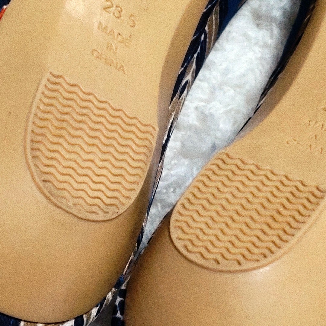 あしながおじさん(アシナガオジサン)の美品　あしながおじさん　ビジューフラットシューズ　エスニック柄　23.5cm レディースの靴/シューズ(ハイヒール/パンプス)の商品写真