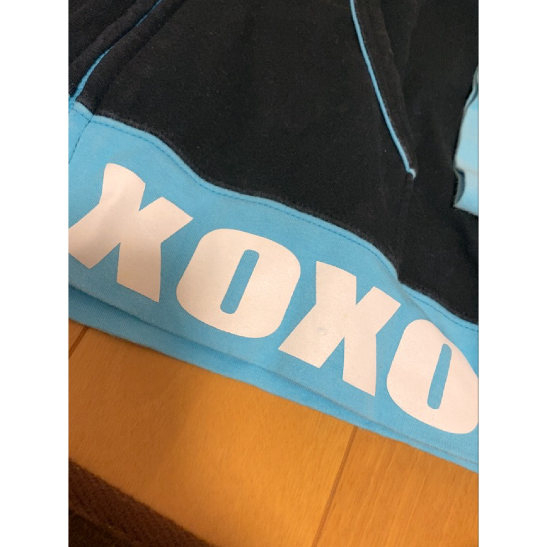 XOXO(キスキス)のXOXO黒に水色ロゴプリントがオシャレで可愛いジップパーカー140 キッズ/ベビー/マタニティのキッズ服女の子用(90cm~)(ジャケット/上着)の商品写真