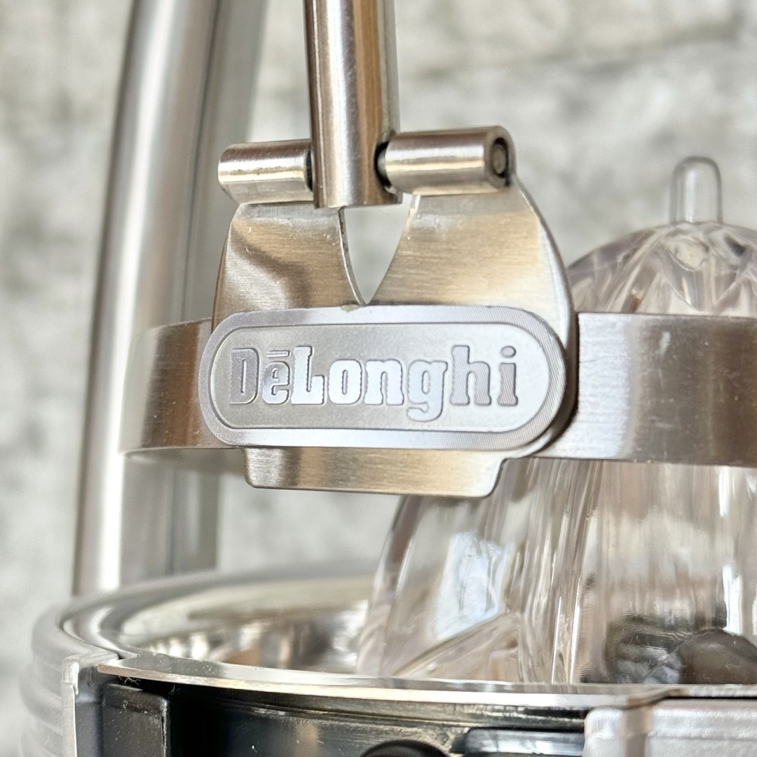 DeLonghi(デロンギ)のDe'Longhi ジーナコレクション シトラス・スクイーザー インテリア/住まい/日用品のキッチン/食器(調理道具/製菓道具)の商品写真