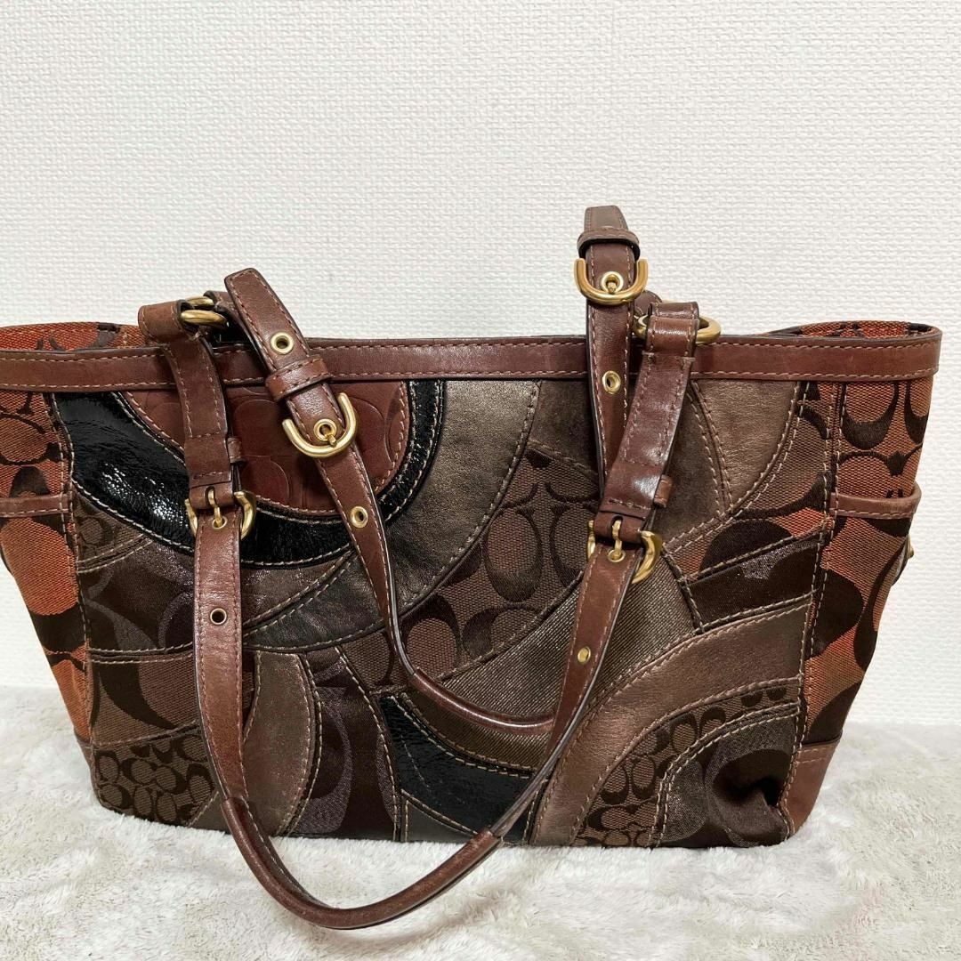 COACH(コーチ)の美品✨COACHコーチセミショルダーバッグトートバッグブラウン茶シグネチャー総柄 レディースのバッグ(ショルダーバッグ)の商品写真