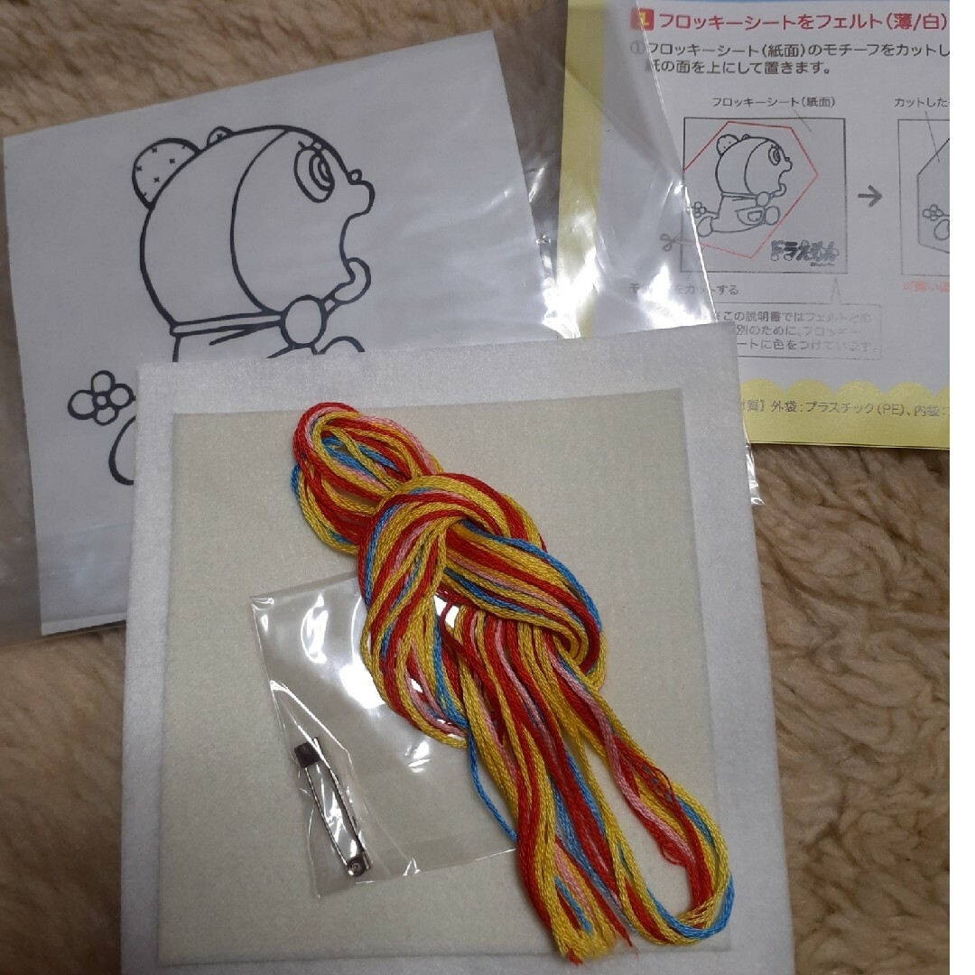 FELISSIMO(フェリシモ)のフェリシモ　刺繍ブローチ　キット　ドラミちゃん ハンドメイドの素材/材料(その他)の商品写真