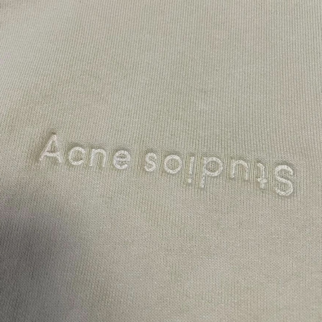 Acne Studios(アクネストゥディオズ)のAcne studiousアクネストゥディオズ クロップドパーカーエンボスロゴ レディースのトップス(パーカー)の商品写真