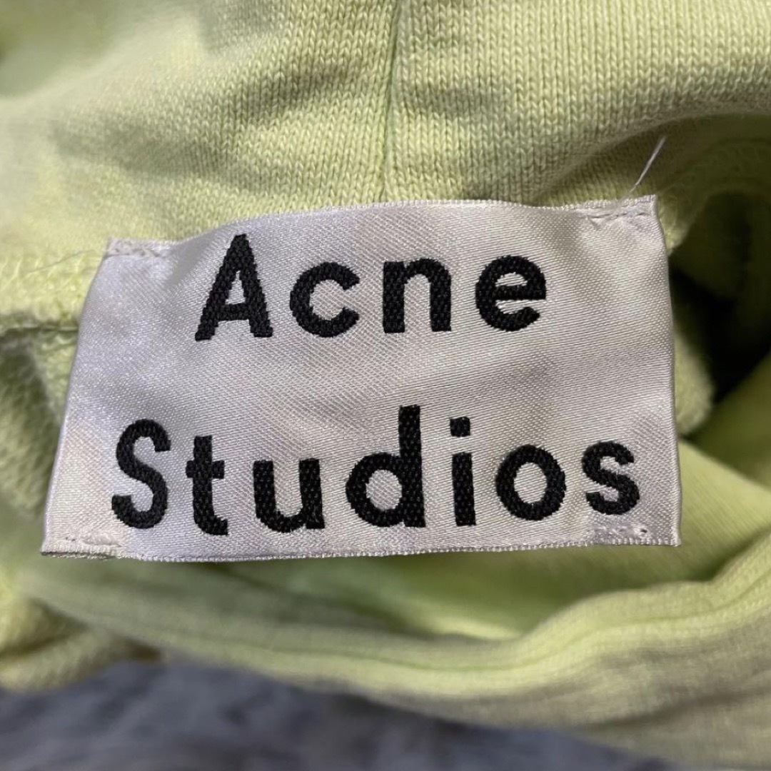 Acne Studios(アクネストゥディオズ)のAcne studiousアクネストゥディオズ クロップドパーカーエンボスロゴ レディースのトップス(パーカー)の商品写真