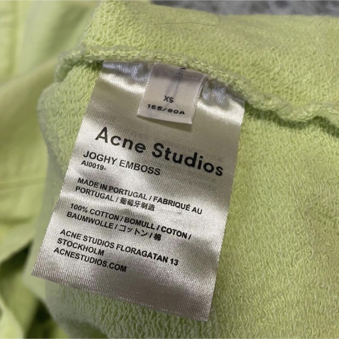 Acne Studios(アクネストゥディオズ)のAcne studiousアクネストゥディオズ クロップドパーカーエンボスロゴ レディースのトップス(パーカー)の商品写真