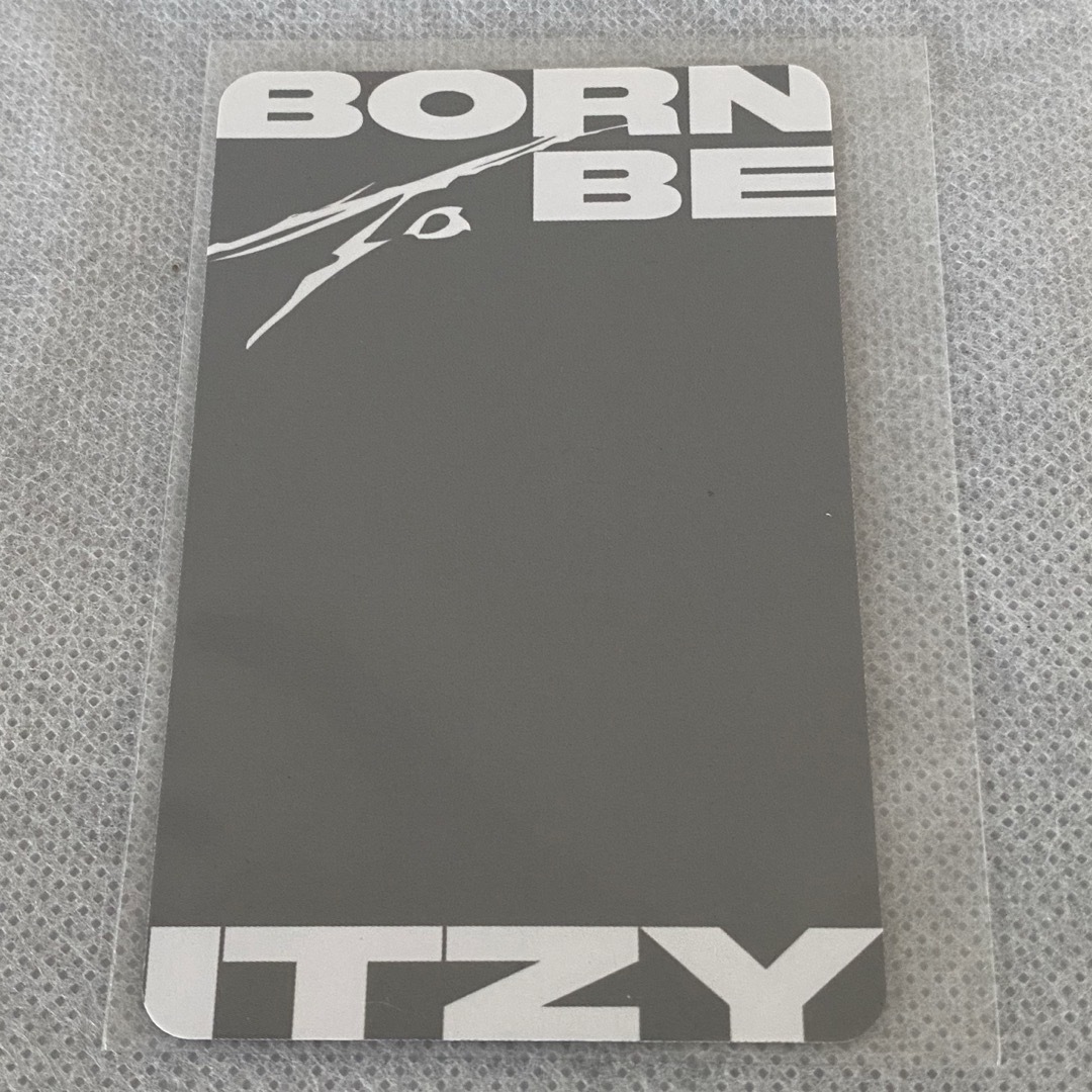 ITZY(イッチ)のITZY born to be 公式 トレカ チェリョン フレームなし10 エンタメ/ホビーのタレントグッズ(アイドルグッズ)の商品写真