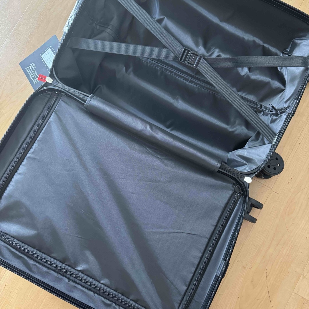 新品タグ付き機内持ち込みスーツケース レディースのバッグ(スーツケース/キャリーバッグ)の商品写真