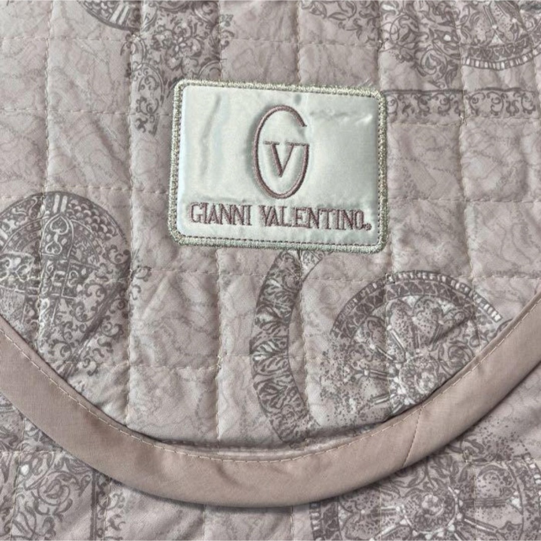 【新品】上品なGIANNI VALENTINO カーペット　敷物こたつカバー インテリア/住まい/日用品の机/テーブル(こたつ)の商品写真