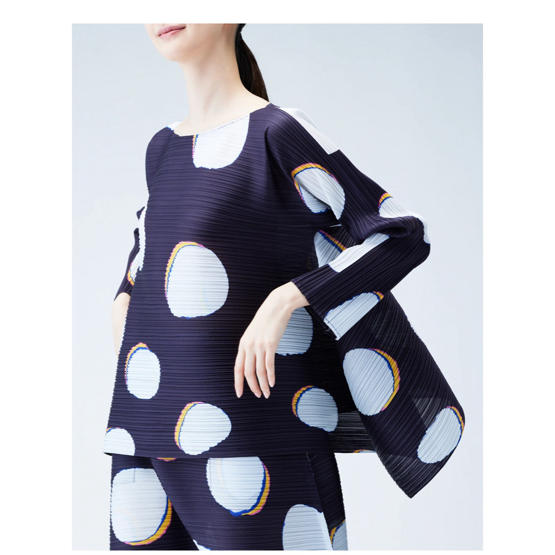 PLEATS PLEASE ISSEY MIYAKE(プリーツプリーズイッセイミヤケ)のPLEATS PLEASE ISSEY MIYAKE BEAN DOTSトップス レディースのトップス(シャツ/ブラウス(長袖/七分))の商品写真