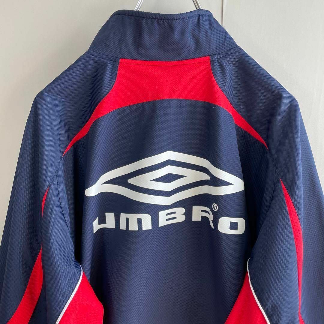 UMBRO(アンブロ)の【ワンポイントロゴ刺繍】 UMBRO ナイロンジャケット古着バックプリント紺色 メンズのジャケット/アウター(ナイロンジャケット)の商品写真