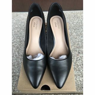 クラークス(Clarks)の中古美品　女性Clarks　パンプス　黒　サイズuk51/2（24.5cm)(ハイヒール/パンプス)