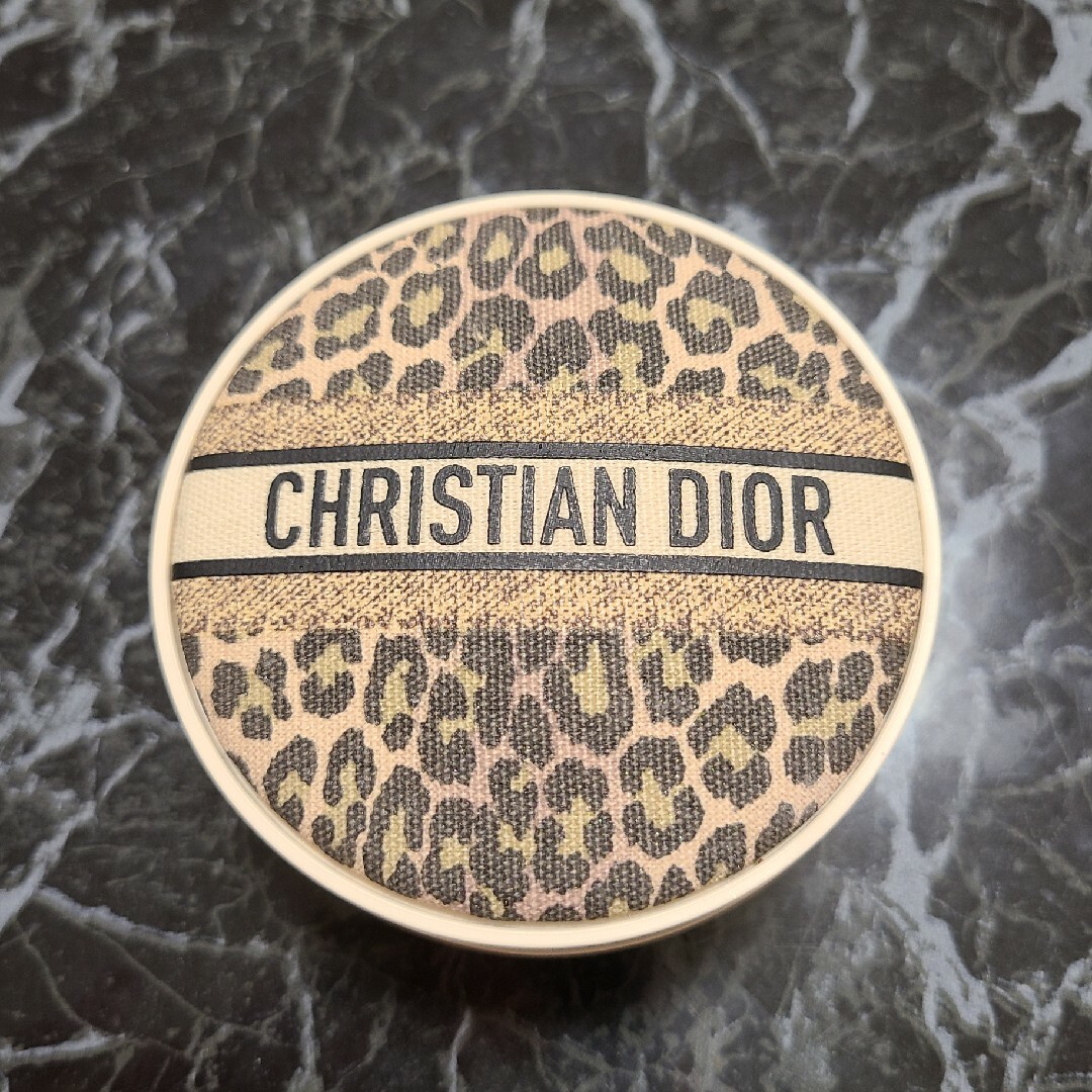 Christian Dior(クリスチャンディオール)のディオールスキンフォーエバークッションパウダーローズ ミッツァエディション コスメ/美容のベースメイク/化粧品(フェイスパウダー)の商品写真