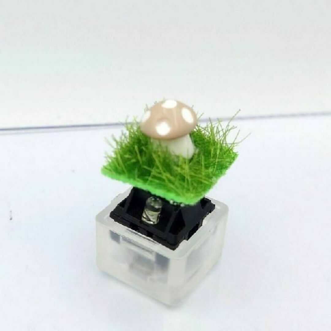 自作キーキャップ 芝生とキノコ 茶色のきのこ キートップ ブラウン keycap スマホ/家電/カメラのPC/タブレット(PC周辺機器)の商品写真