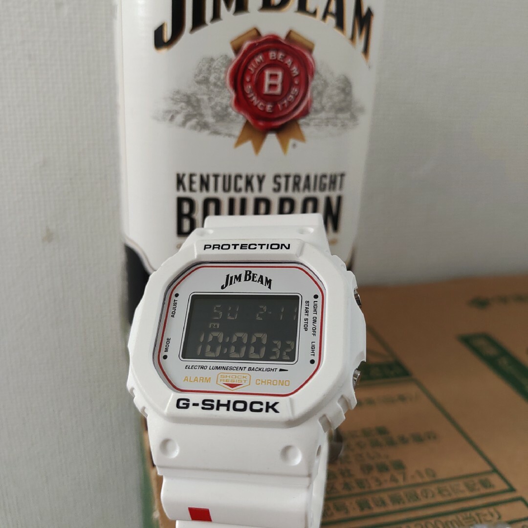 G-SHOCK(ジーショック)のジム・ビームコラボレーションモデルジーショックG-SHOCKホワイト白5600 メンズの時計(腕時計(デジタル))の商品写真