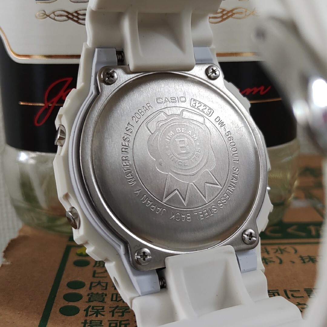 G-SHOCK(ジーショック)のジム・ビームコラボレーションモデルジーショックG-SHOCKホワイト白5600 メンズの時計(腕時計(デジタル))の商品写真