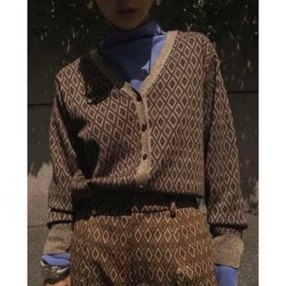 アメリヴィンテージ(Ameri VINTAGE)の2WAY GLITTER JACQUARD CARDIGAN   ブラウン(カーディガン)