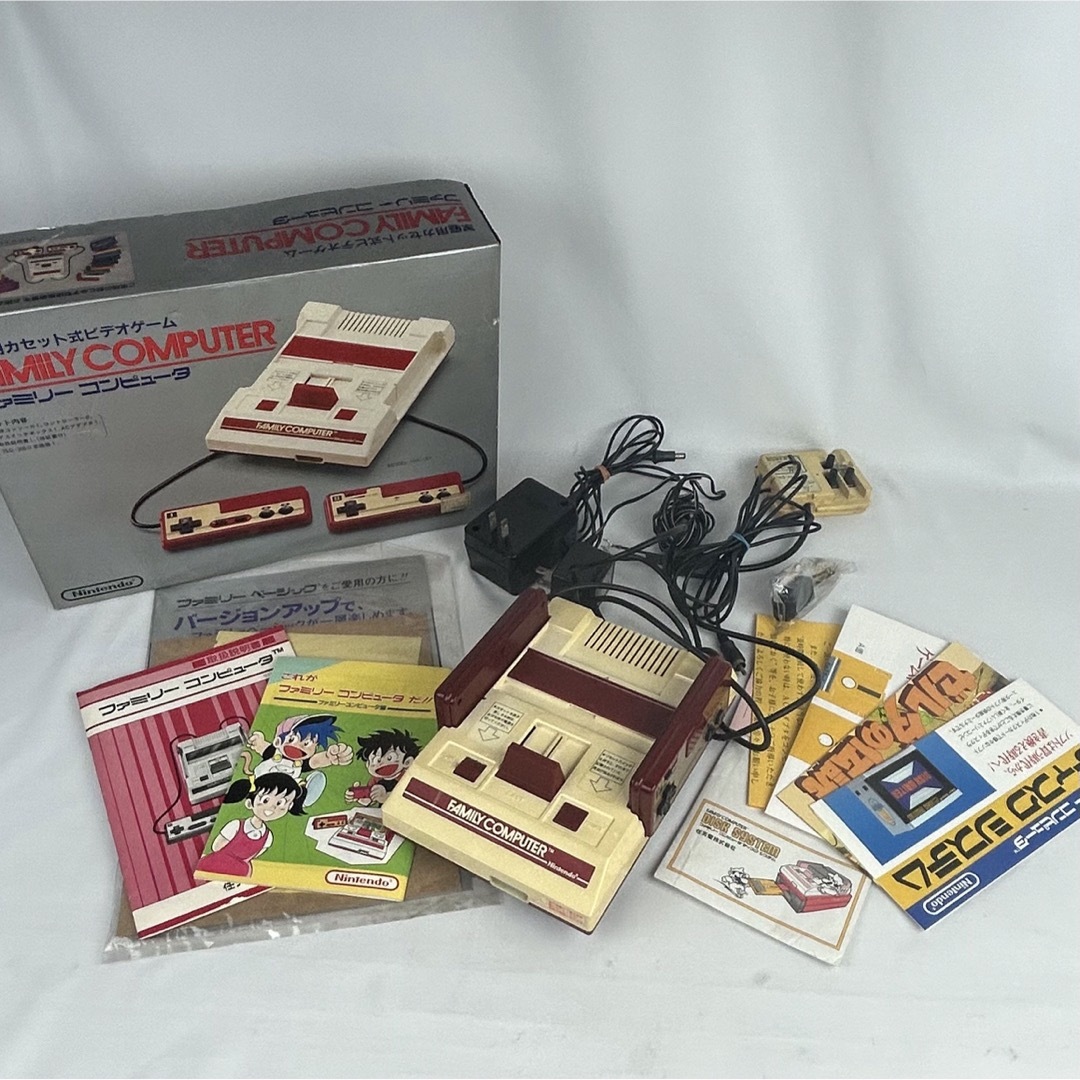 任天堂(ニンテンドウ)の初代ファミリーコンピュータ 完品 エンタメ/ホビーのゲームソフト/ゲーム機本体(家庭用ゲーム機本体)の商品写真