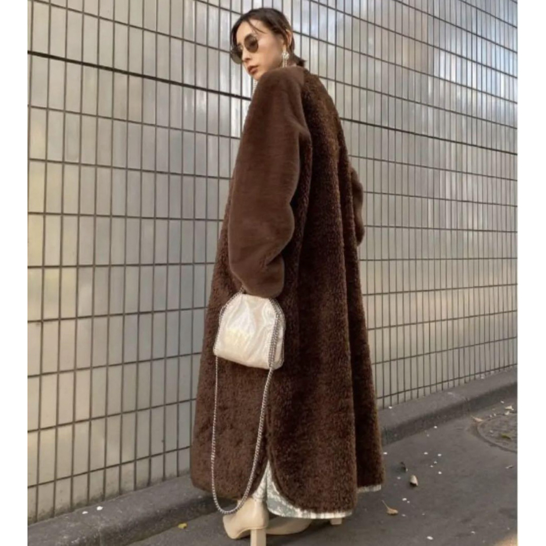 Ameri VINTAGE(アメリヴィンテージ)のREVERSIBLE TWIN BOA COAT ブラウン レディースのジャケット/アウター(毛皮/ファーコート)の商品写真