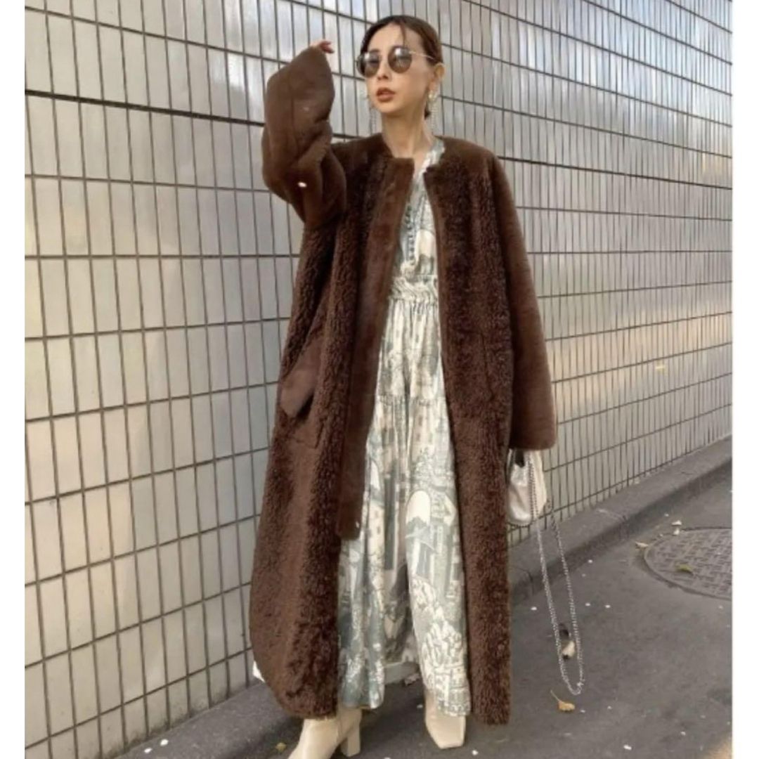 Ameri VINTAGE(アメリヴィンテージ)のREVERSIBLE TWIN BOA COAT ブラウン レディースのジャケット/アウター(毛皮/ファーコート)の商品写真