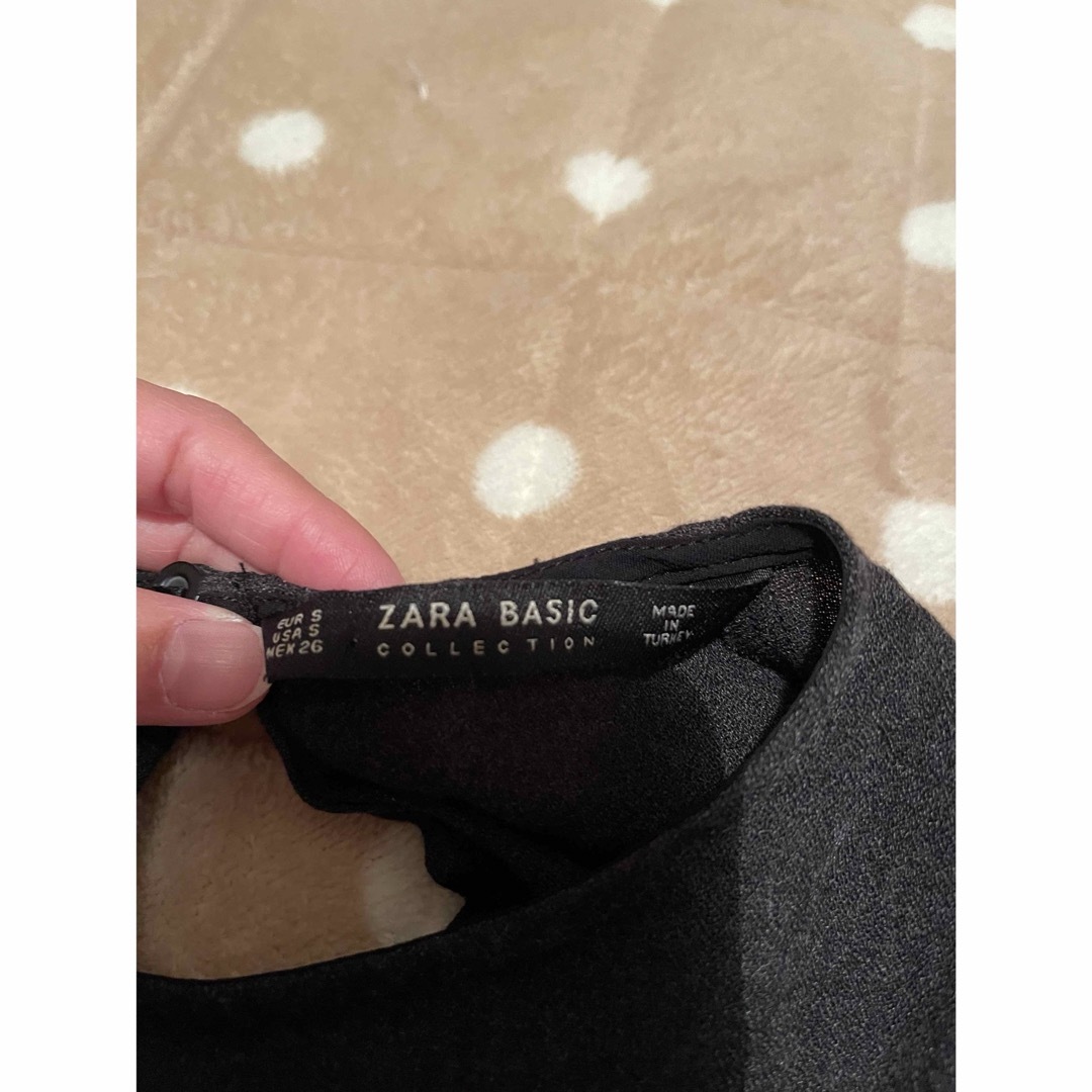 ZARA(ザラ)のZARA BASIC  黒ブラウス　フリル　未使用 レディースのトップス(シャツ/ブラウス(長袖/七分))の商品写真