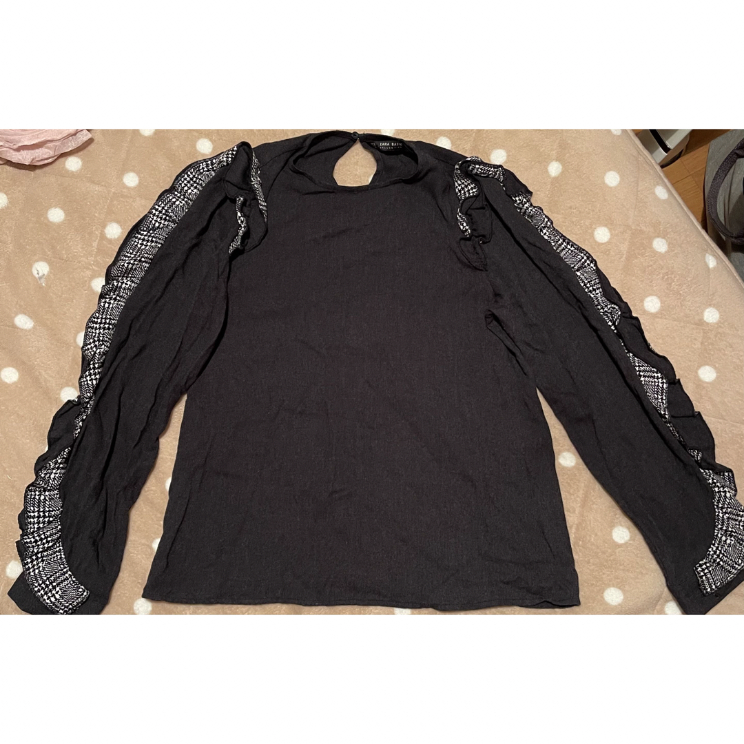 ZARA(ザラ)のZARA BASIC  黒ブラウス　フリル　未使用 レディースのトップス(シャツ/ブラウス(長袖/七分))の商品写真