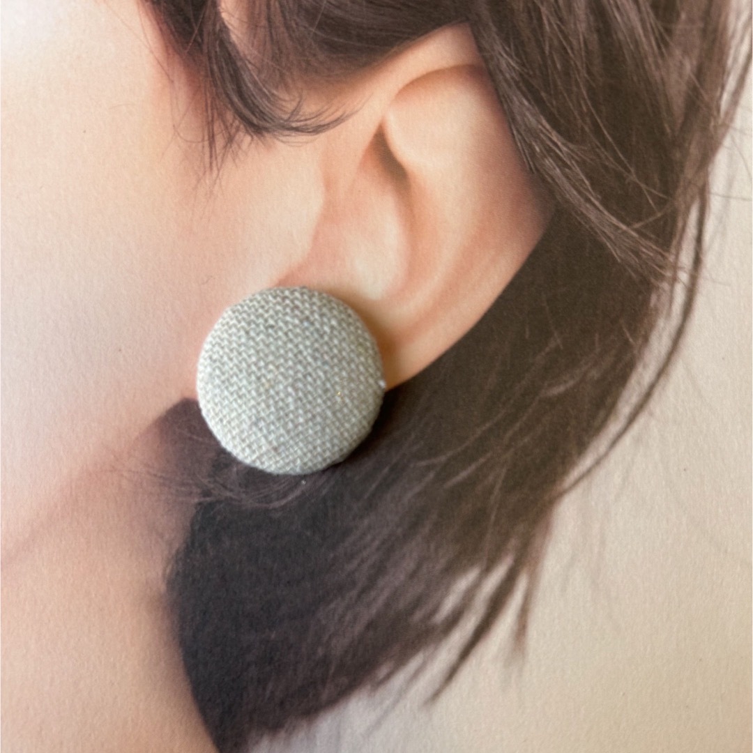 240211-1‪ꫛꫀꪝエクリュオリジナルカボション耳飾り（ゴムおまけ） ハンドメイドのアクセサリー(イヤリング)の商品写真
