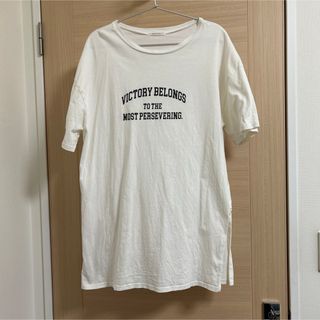 シマムラ(しまむら)のしまむら ★ サイドスリット入り　ロング丈Tシャツ　ホワイトT ロゴT(Tシャツ(半袖/袖なし))