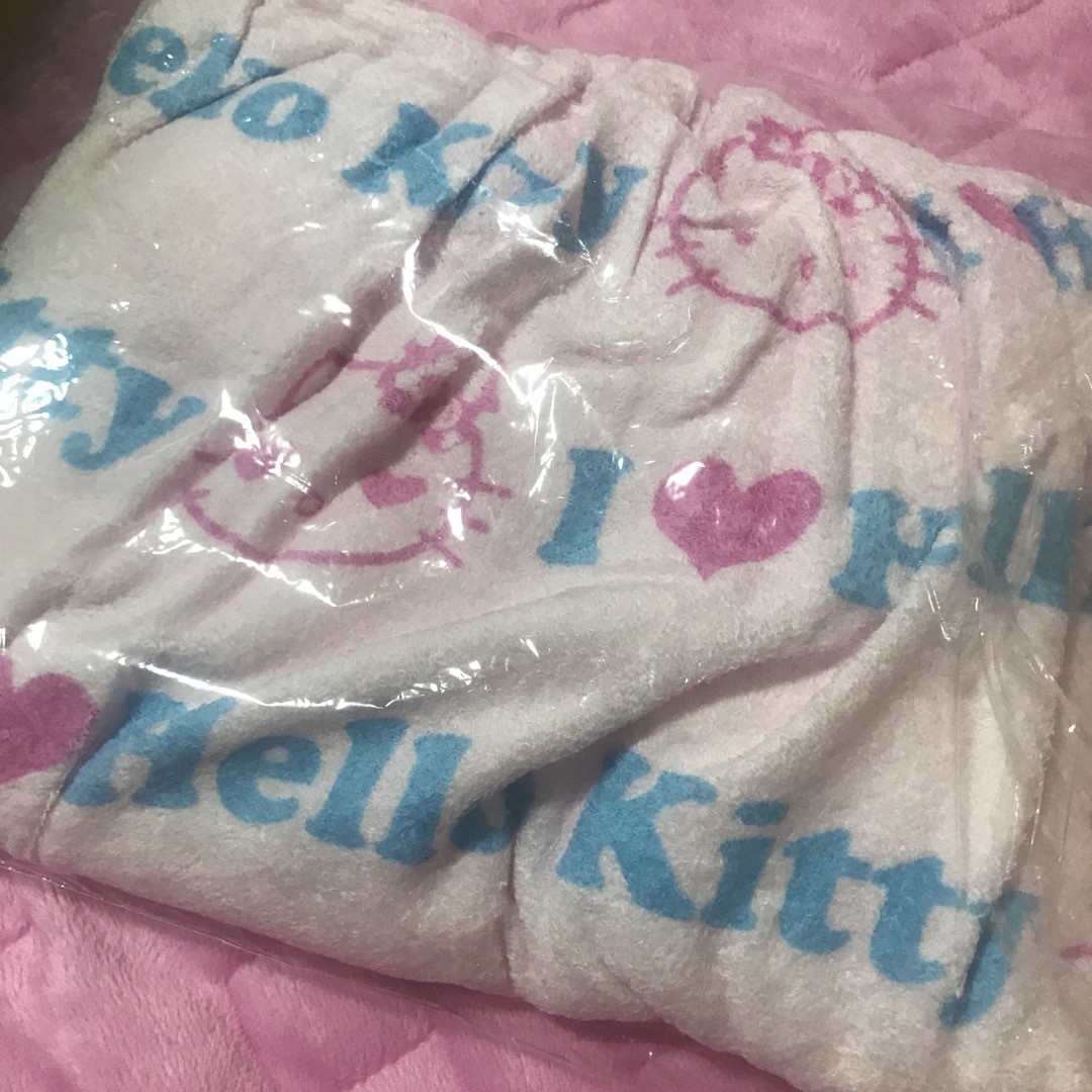 サンリオ(サンリオ)の♡新品タグ付き♡HELLO KITTY♡ハローキティ♡肩紐付きスナップタオル♡ エンタメ/ホビーのアニメグッズ(タオル)の商品写真