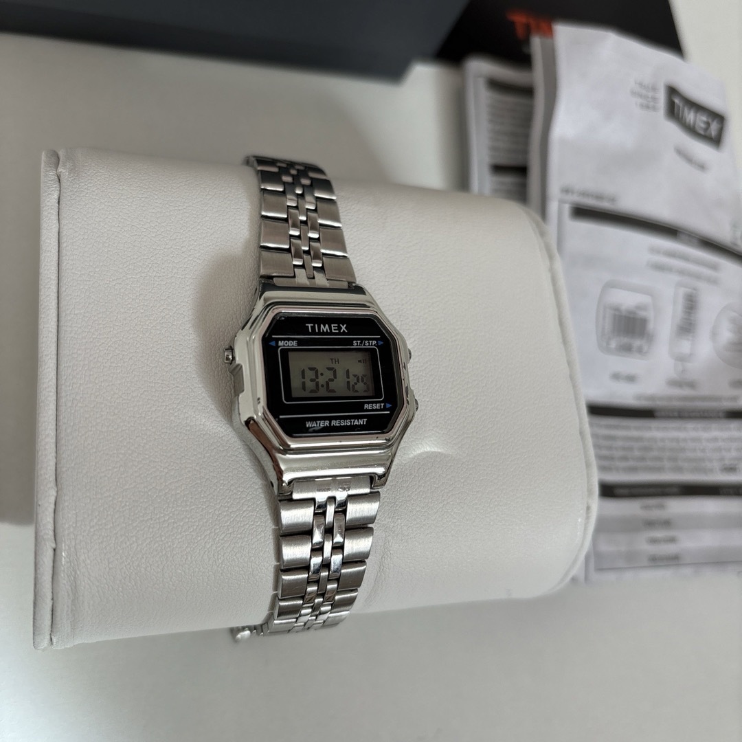 TIMEX(タイメックス)のTimex (タイメックス) デジタルミニ 27mm シルバートーン 腕時計 レディースのファッション小物(腕時計)の商品写真