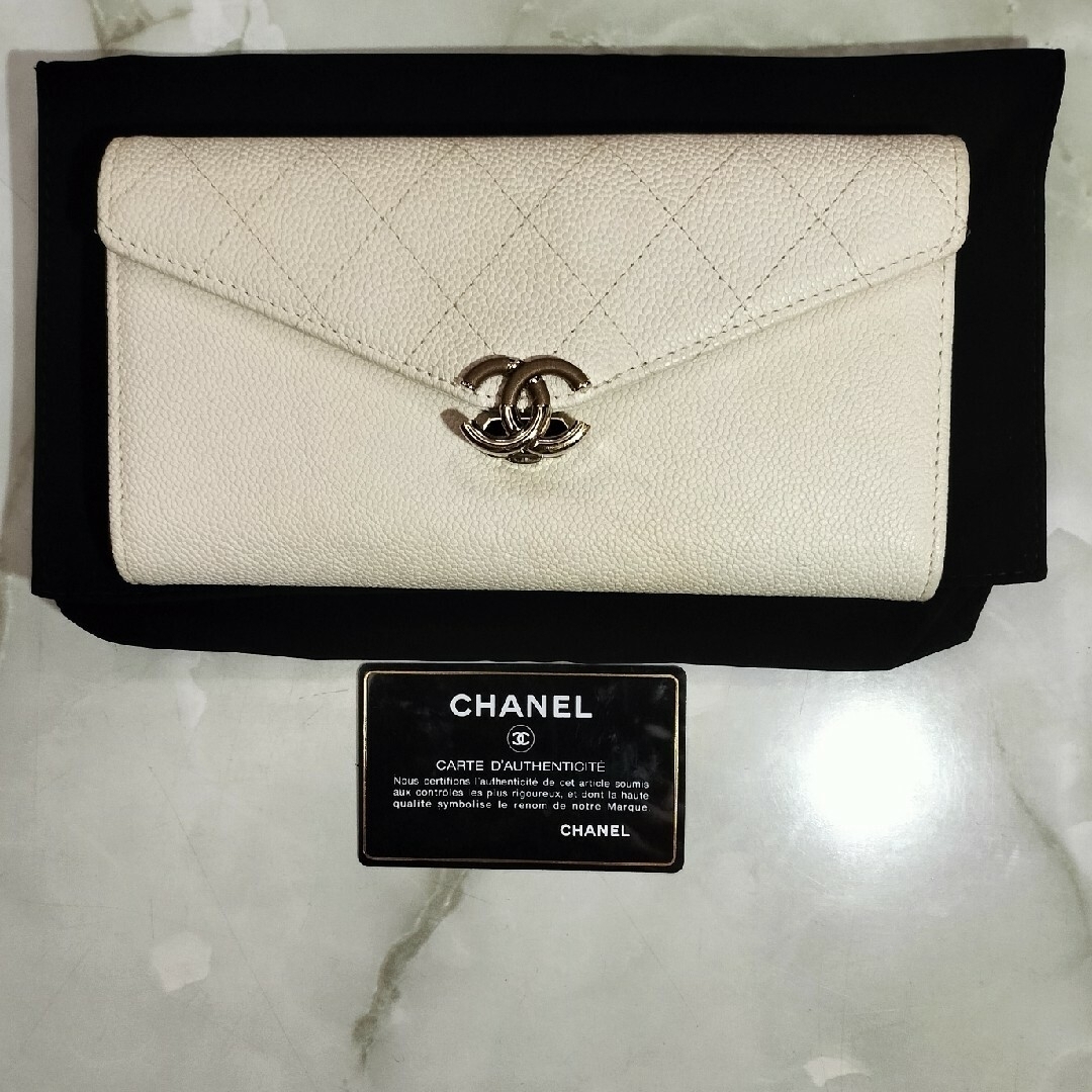 CHANEL(シャネル)のシャネル　キャリアスキン　フラップウォレット　長財布　ホワイト　極美品 レディースのファッション小物(財布)の商品写真