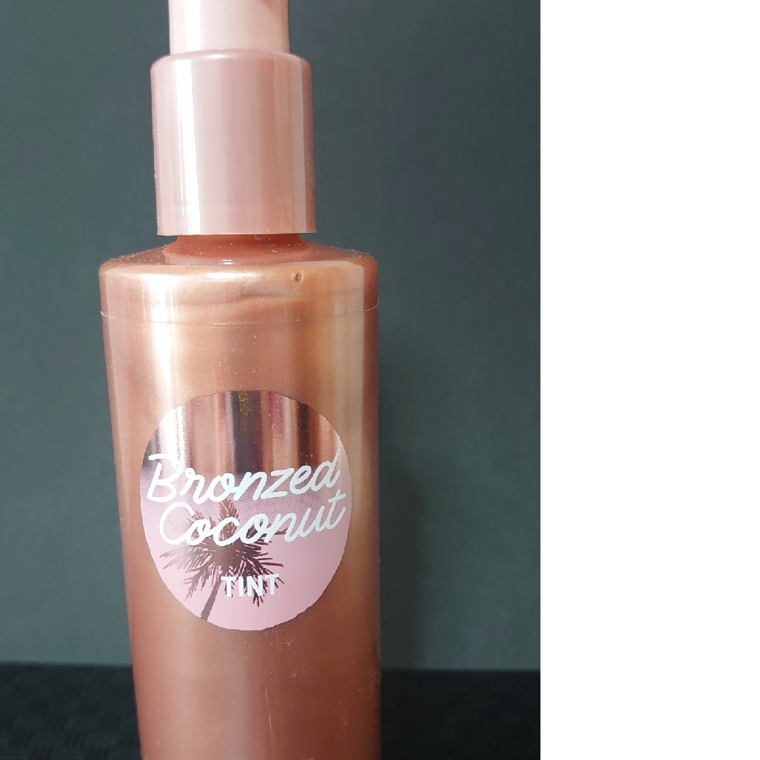 Victoria's Secret(ヴィクトリアズシークレット)の夏body bronzedヴィクトリアシークレットPINK coconut コスメ/美容のボディケア(ボディローション/ミルク)の商品写真