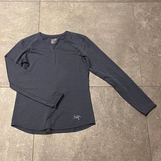 アークテリクス(ARC'TERYX)のアークテリクス ケイデン ヘンリーネック LS シャツ レディース(登山用品)