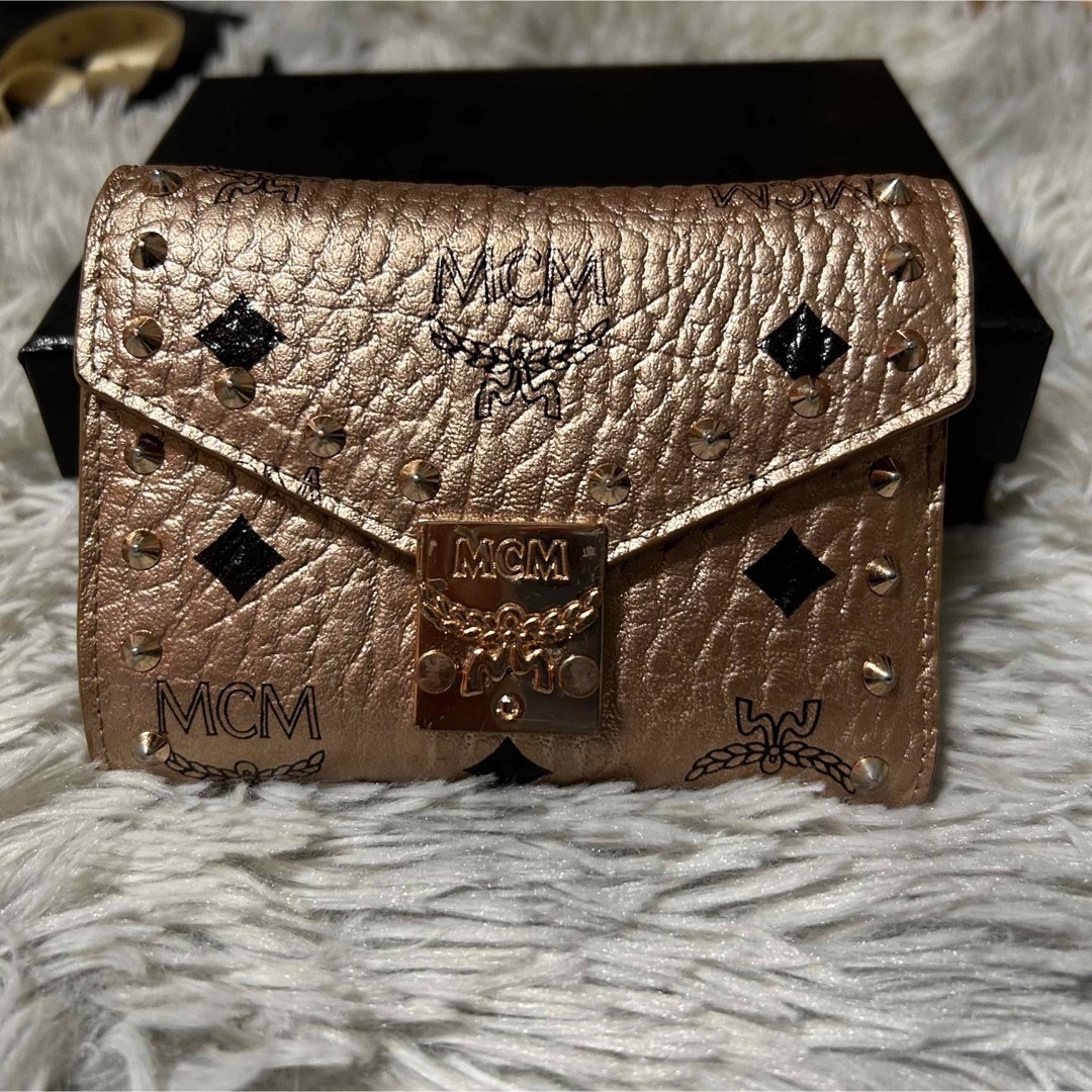 MCM(エムシーエム)のMCM 財布　三つ折り　ミニウォレット　シャンパンゴールド　パトリシア レディースのファッション小物(財布)の商品写真