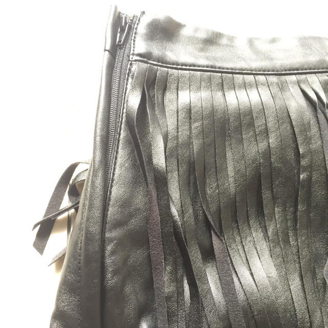 H&M(エイチアンドエム)のフェイクレザー フリンジスカート レディースのスカート(ミニスカート)の商品写真