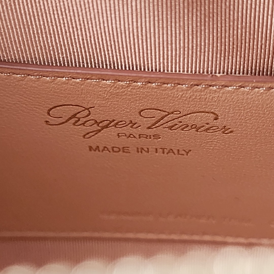 ROGER VIVIER(ロジェヴィヴィエ)の新品同様【ロジェヴィヴィエ】ヴィヴ レディバグ　ストラス バックル　バッグ レディースのバッグ(ハンドバッグ)の商品写真