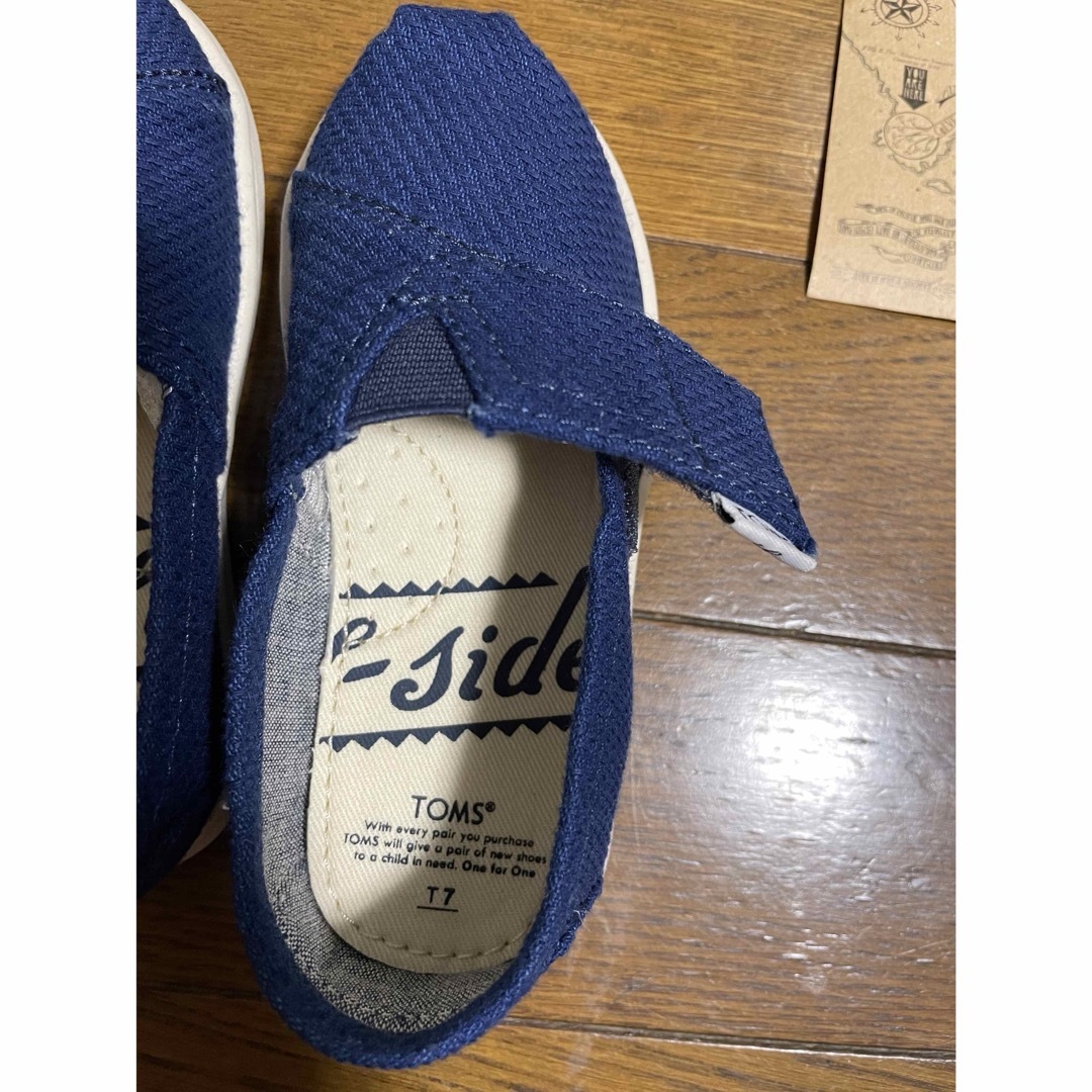 TOMS(トムズ)のキッズシューズ TOMS キッズ/ベビー/マタニティのキッズ靴/シューズ(15cm~)(スリッポン)の商品写真