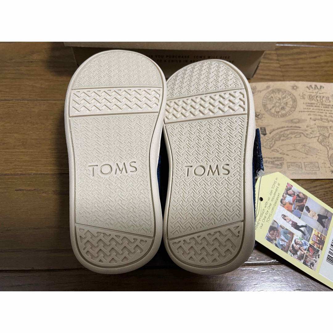 TOMS(トムズ)のキッズシューズ TOMS キッズ/ベビー/マタニティのキッズ靴/シューズ(15cm~)(スリッポン)の商品写真