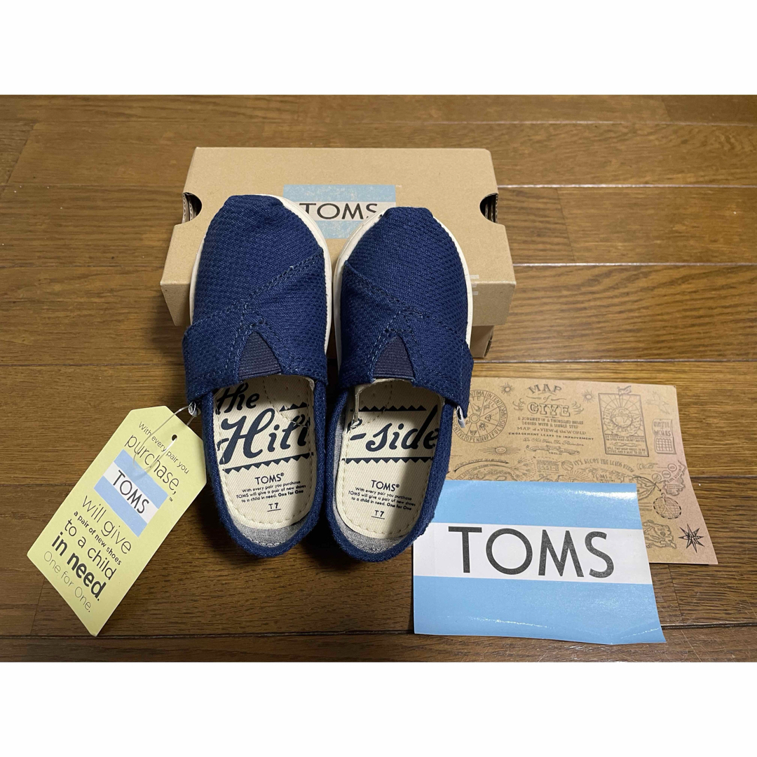 TOMS(トムズ)のキッズシューズ TOMS キッズ/ベビー/マタニティのキッズ靴/シューズ(15cm~)(スリッポン)の商品写真