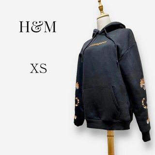 エイチアンドエム(H&M)の【大人気◎】H&M　袖ロゴプリントパーカー　XS　アニマル　タイガー　ブラック(パーカー)