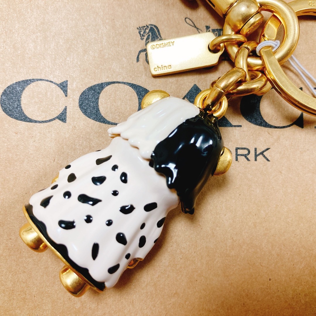 COACH(コーチ)の新品❇︎正規品 COACH ディズニー クルエラ チャーム キーリング レディースのアクセサリー(チャーム)の商品写真