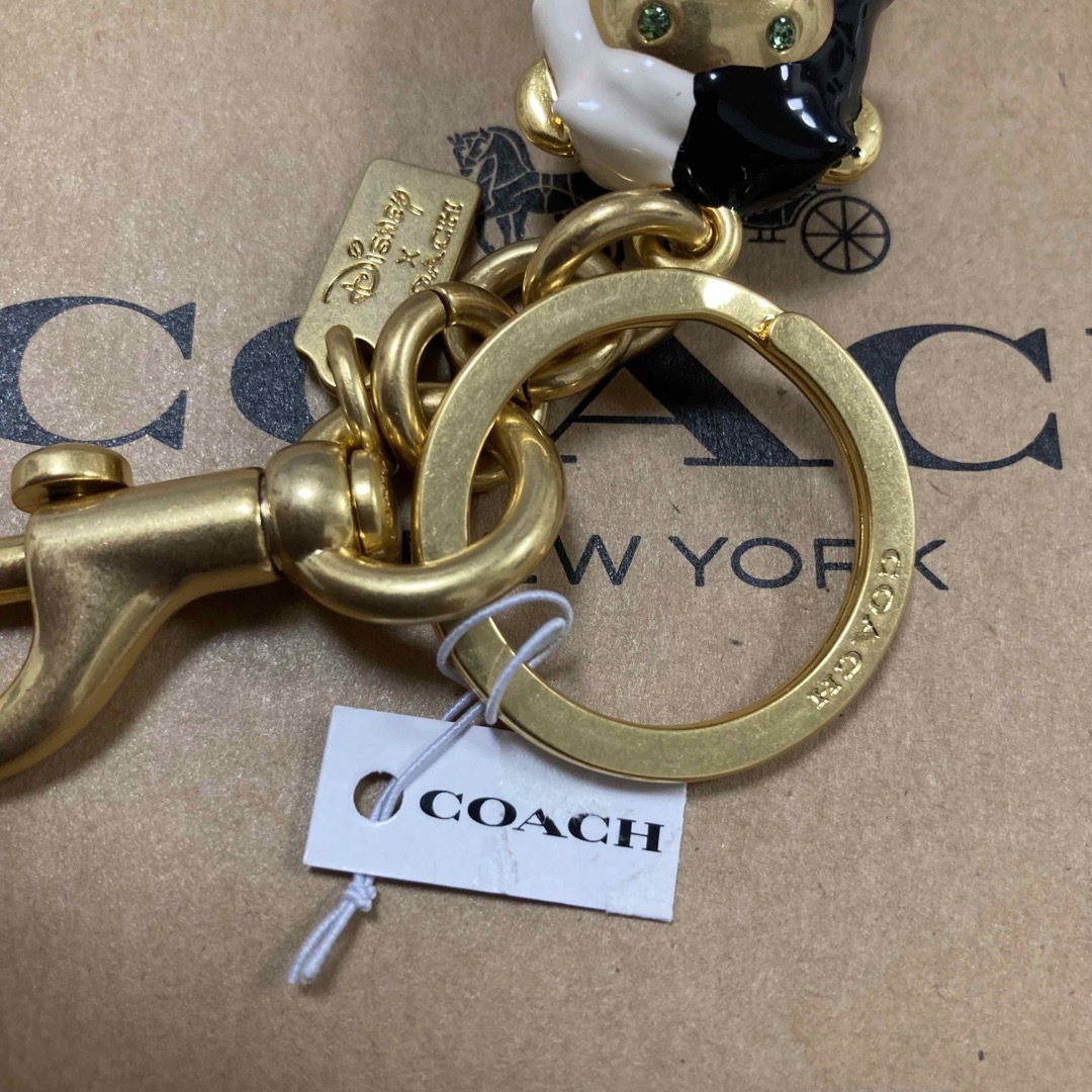 COACH(コーチ)の新品❇︎正規品 COACH ディズニー クルエラ チャーム キーリング レディースのアクセサリー(チャーム)の商品写真