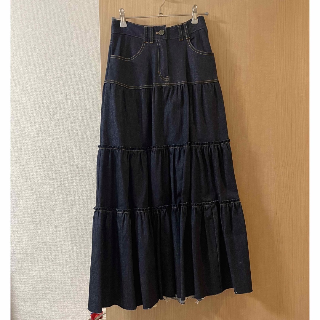 Ameri VINTAGE(アメリヴィンテージ)のAMERI DENIM TIERED SKIRT レディースのスカート(ロングスカート)の商品写真